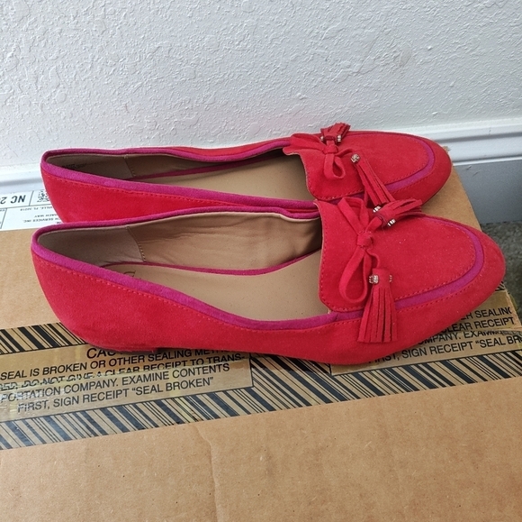 Crown & Ivy Women's Red Slip On Flats - Picture 2 of 4